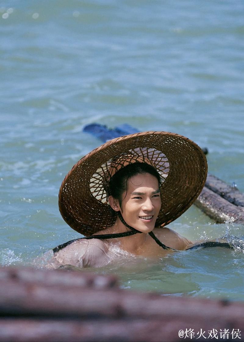 于适单人挥旗入场引发观众惊叹